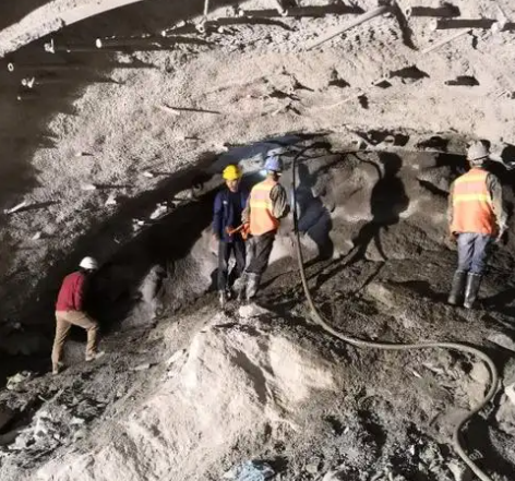 宁河隧道拱顶带模注浆料，微膨胀注浆料的特点及施工工艺